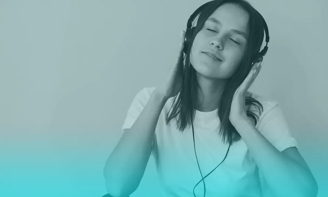 Personas que escuchan música sin que exista