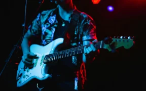 Postura Saludable: Cómo Sentarte Correctamente para Evitar Lesiones al Tocar la Guitarra