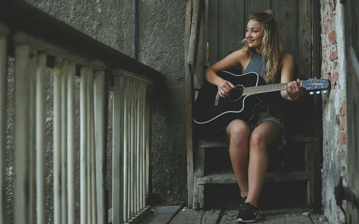 Postura Saludable: La Clave para Evitar el Dolor Lumbar en Guitarristas