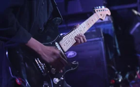 Riesgo de lesiones al tocar guitarra en streaming durante muchas horas seguidas