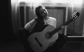 Salud del Guitarrista: Adaptaciones y Estrategias para Tocar Sin Dolor