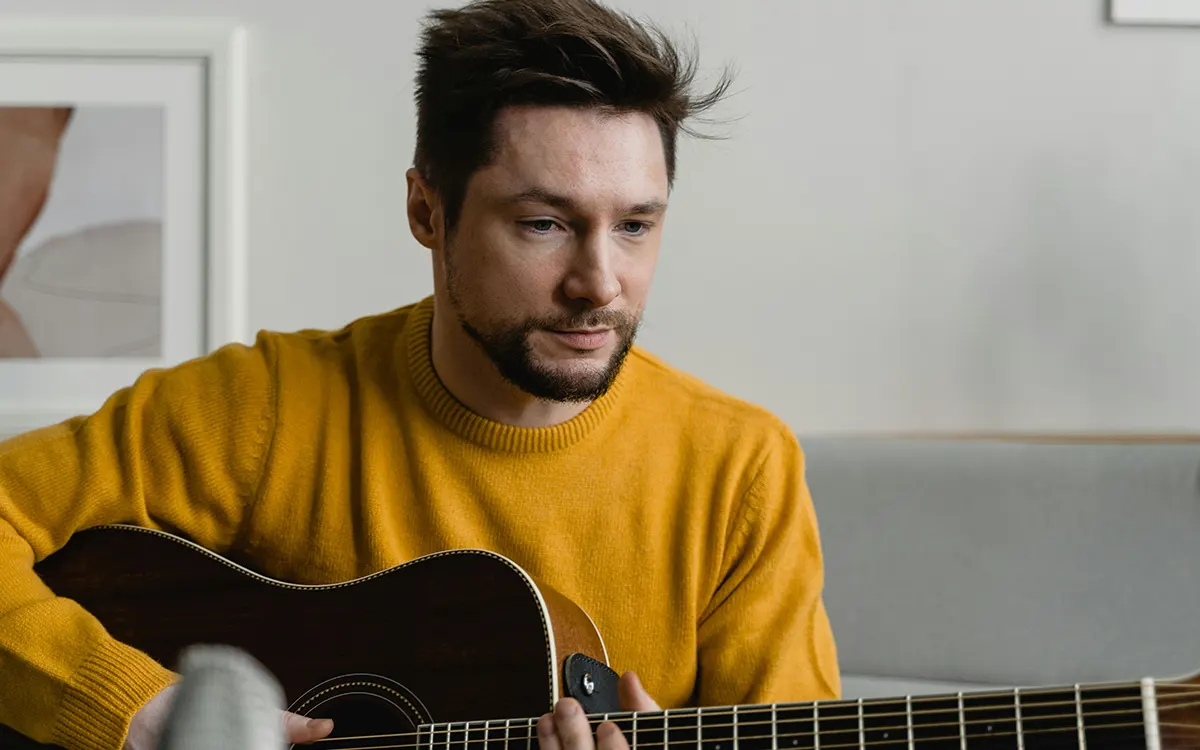 Tocar guitarra con auriculares durante horas: microtensión cervical no evidente