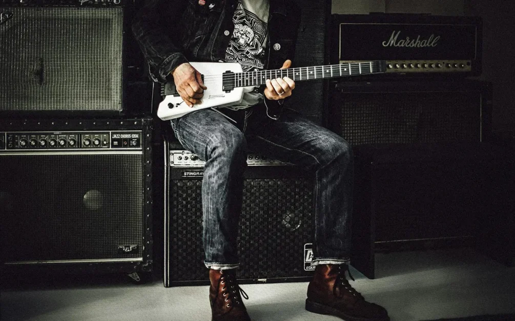 Toque Sin Dolor: Cómo La Ergonomía y La Adaptación Pueden Mejorar Tu Experiencia Como Guitarrista con Escoliosis