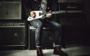 Toque Sin Dolor: Cómo La Ergonomía y La Adaptación Pueden Mejorar Tu Experiencia Como Guitarrista con Escoliosis