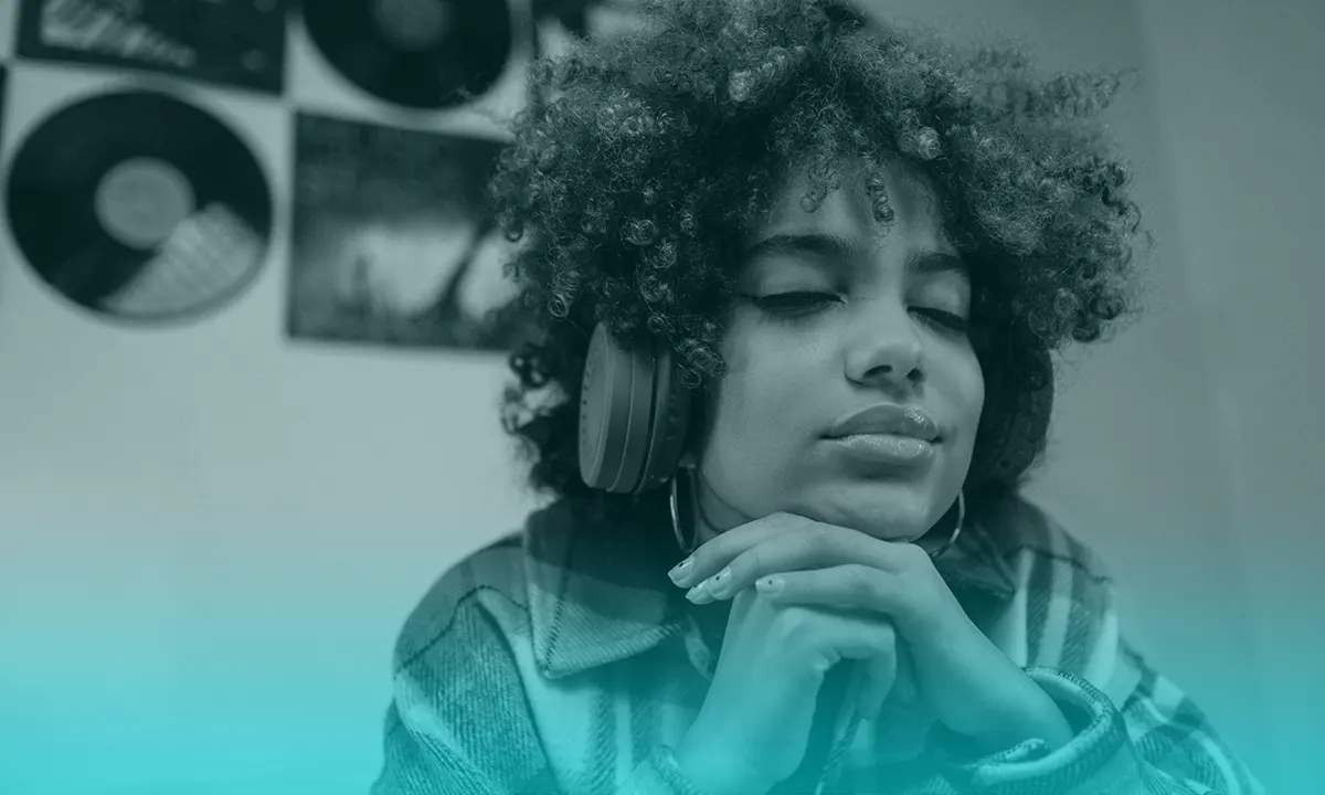 ¿Cómo afecta el tempo a la percepción de lujo o pobreza en música de marcas?