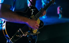 ¿Cómo afecta la legislación laboral a los guitarristas lesionados?