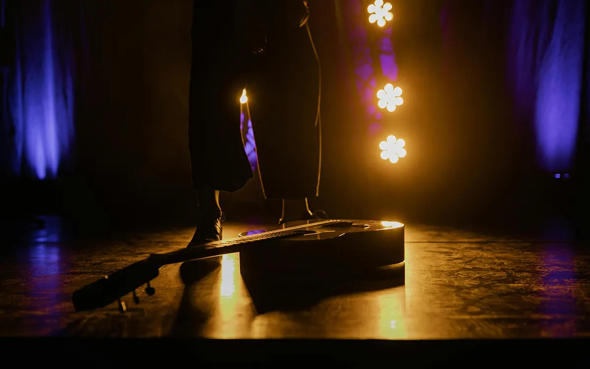 ¿Por qué mi brazo se duerme al tocar la guitarra? Causas y soluciones para guitarristas