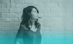 ¿Qué instrumento se percibe diferente según el lado del oído que lo escucha?