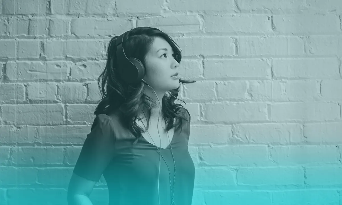 ¿Qué instrumento se percibe diferente según el lado del oído que lo escucha?