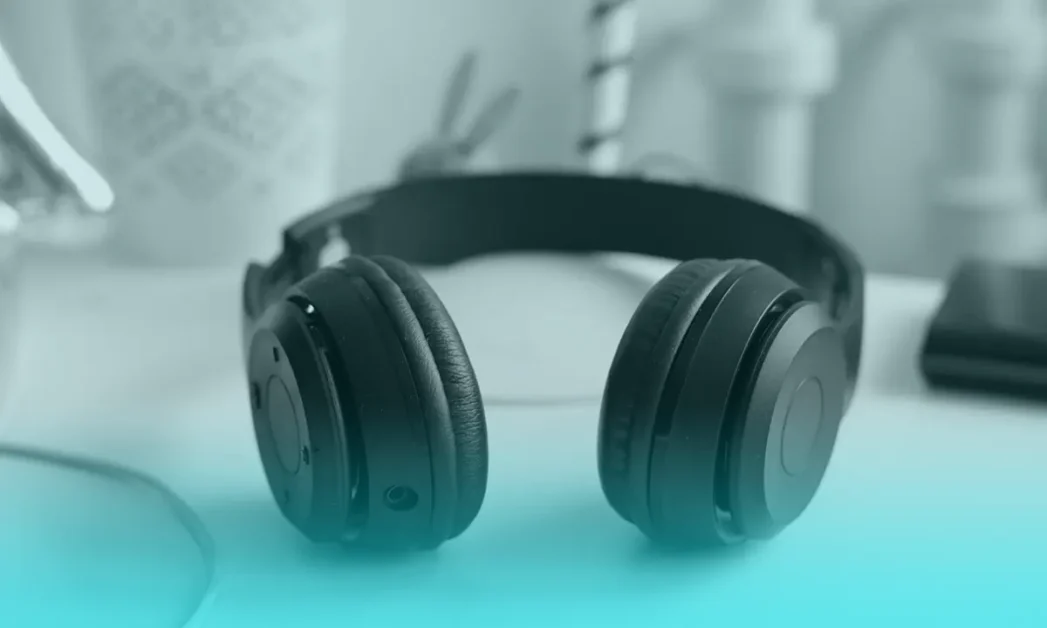 ¿Qué tipo de sonido favorece la reconexión sensorial después de una distracción?