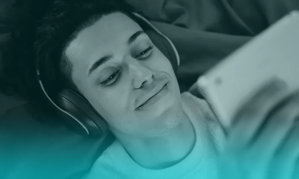 ¿Qué tipo de sonido parece “moverse” dentro de la cabeza?