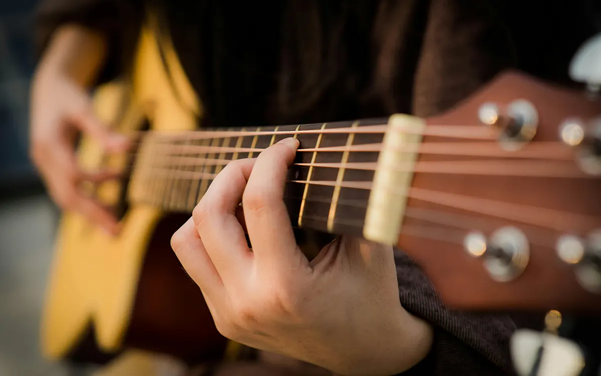 ¿Sirve la terapia de vibración para guitarristas con rigidez muscular?