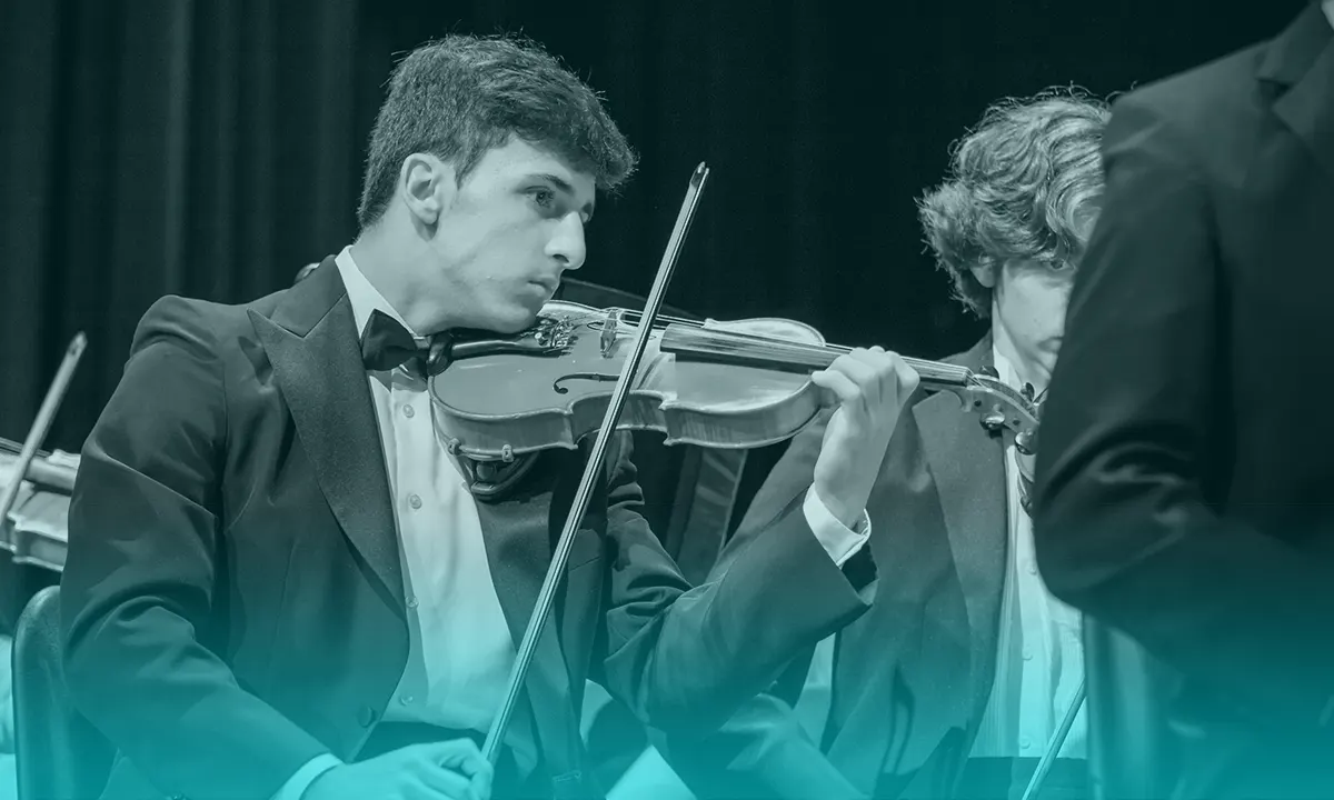 Cómo el violín moldea la postura corporal con los años