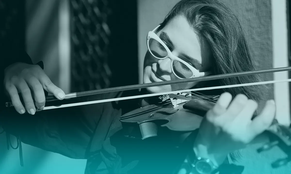 Instalaciones de arte sonoro con violines suspendidos
